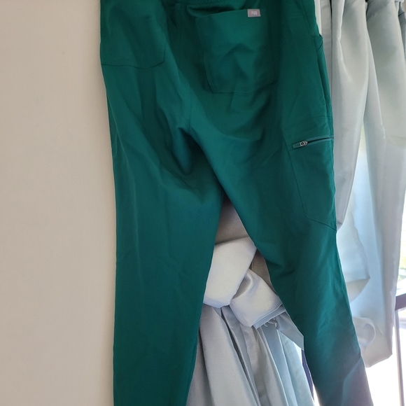 FIGS SCRUBS BUNDLE - Picture 7 of 10